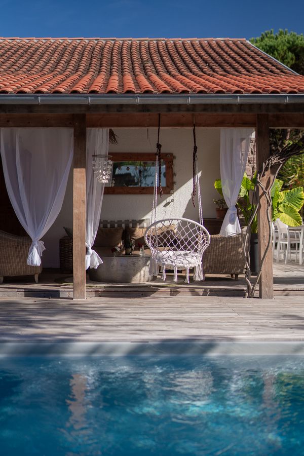Hängesessel unter der Pergola am Pool