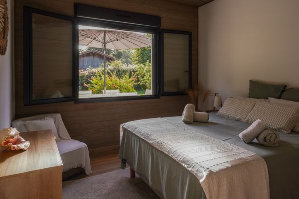 Gästezimmer mit 160-cm-Bett und Fenster zum Garten