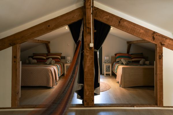 Kinderschlafraum unter dem Dachgebälk im Obergeschoss, mit zwei 140-cm-Betten