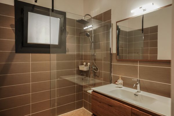 Duschbad im Haus mit ebenerdiger Dusche und Waschtisch