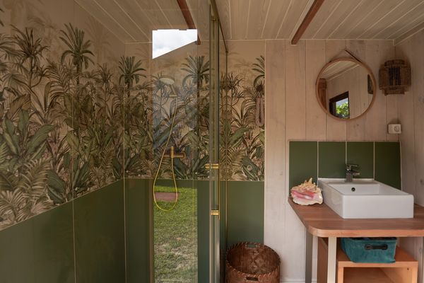 Außen-Duschbad mit Dusche, Waschbecken und Tropentapete